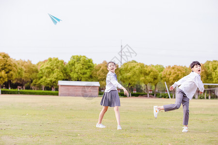 小学生课间操场玩纸飞机图片