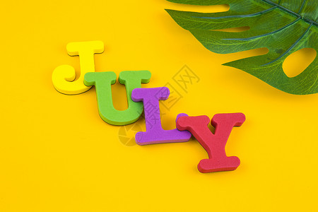 彩色卡通植物七月创意字体摆拍JULY背景