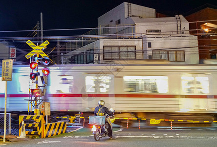 日本东京板桥夜景火车图片