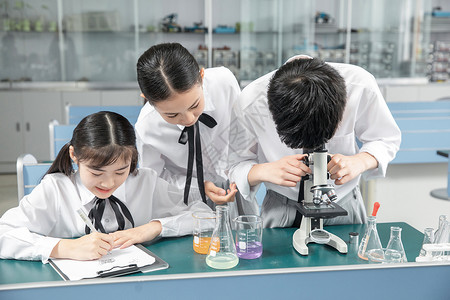 学生实验素材初中生观察显微镜背景