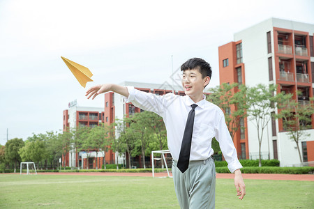 学生飞纸飞机初中男生操场飞纸飞机背景