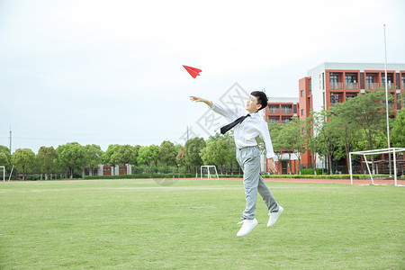 操场男生初中男生操场飞纸飞机背景