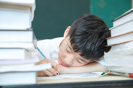 初中生学习烦恼压力初中生教室做题烦恼背景