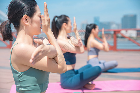 女性户外瑜伽特写图片