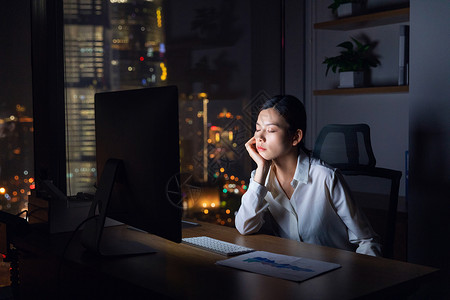 职场女性加班图片