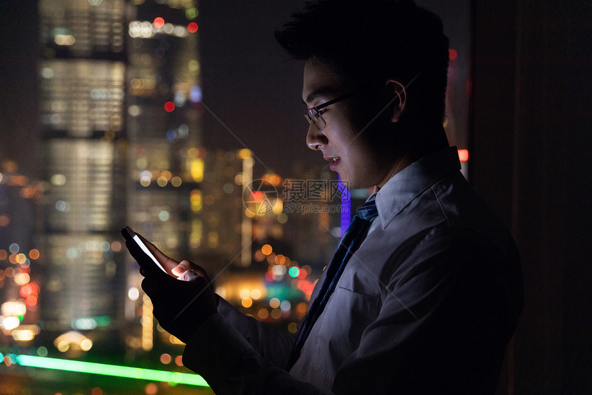 男性夜景人像图片