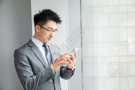 精英商务男性看手机背景图片