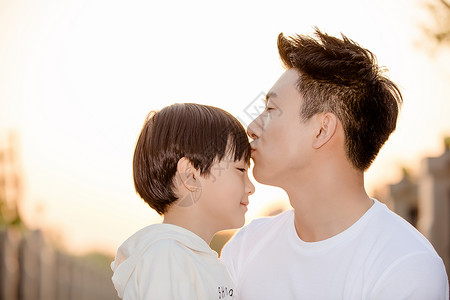 亲吻海豚男孩爸爸亲吻儿子额头背景