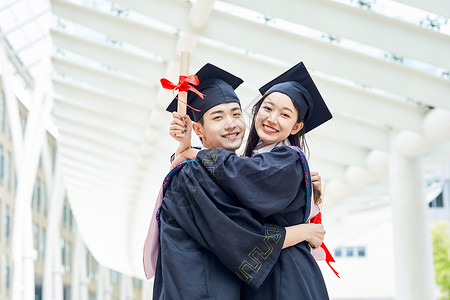 毕业学士服女生情侣大学毕业照背景