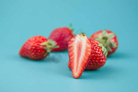 蓝底丹东牛奶草莓背景图片