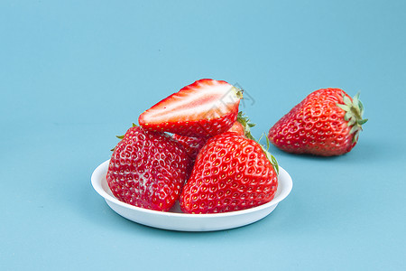 蓝底丹东牛奶草莓图片