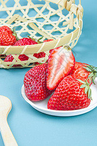 蓝底丹东牛奶草莓背景图片