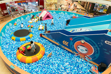 商场中庭儿童娱乐区背景图片