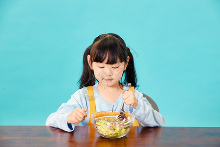 小女孩吃沙拉背景