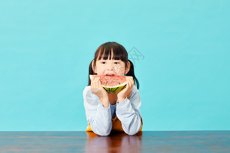小女孩吃西瓜背景图片