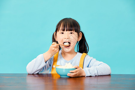 人物大嘴素材小女孩大口吃米饭背景