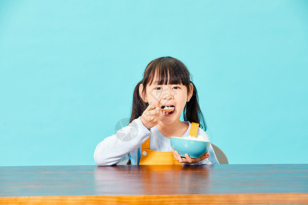 小女孩大口吃米饭图片