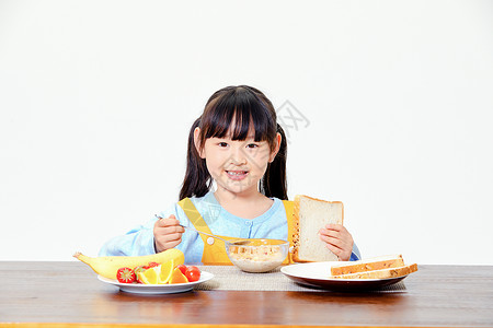 小女孩吃早餐高清图片