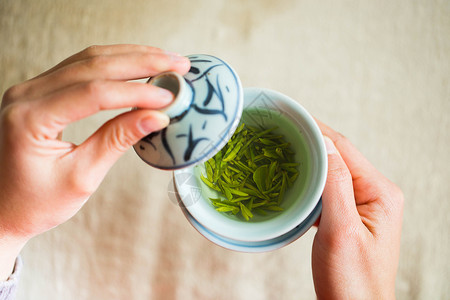 绿色解渴用古朴的盖碗泡茶背景