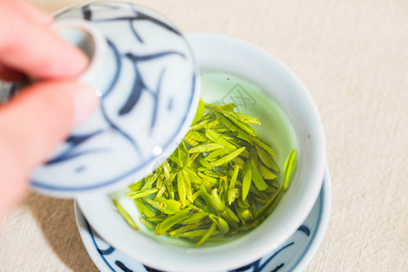 盖碗中冲泡的绿芽茶高清图片