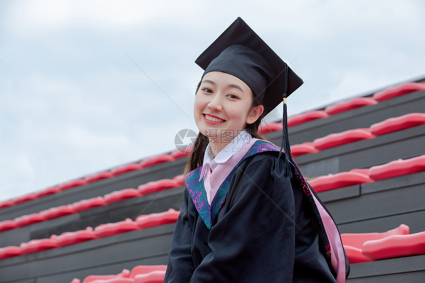 大学生毕业美女