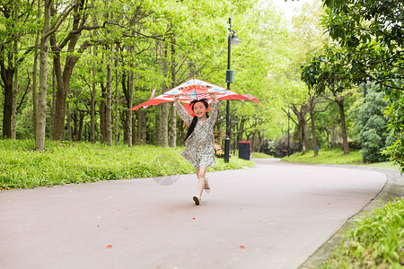 为孩子打伞小女孩放风筝背景