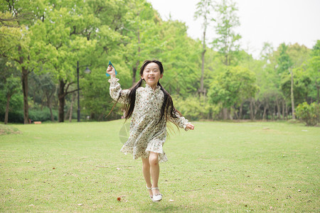 儿童节小女孩玩纸飞机高清图片