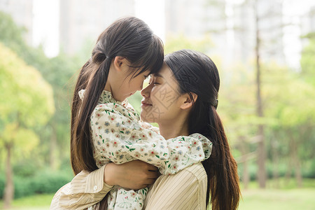 可爱母女大人牵孩子高清图片