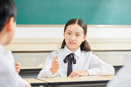 小学生在教室课间活动背景图片