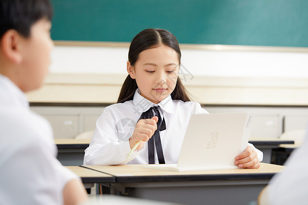 小学生在教室课间活动背景图片