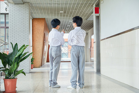 大课间小学生课间在走廊聊天背景