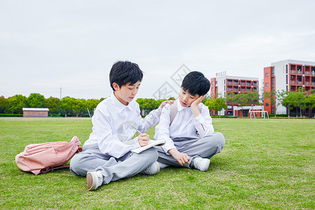 小学生操场写作业背景图片