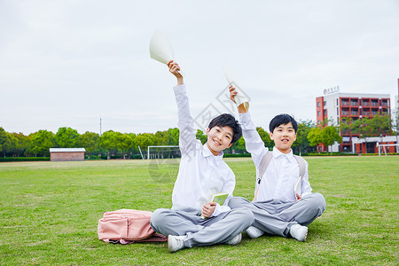 做试卷男生小学生手举试卷背景