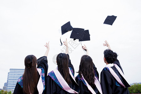 学士服背影大学生扔学士帽背景