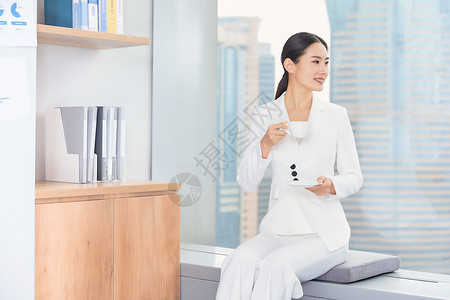 女士休闲办公商务女士在办公室喝咖啡背景