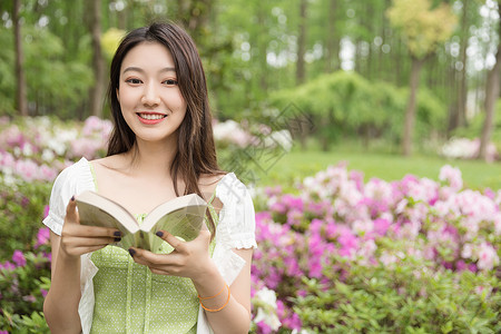 夏日花丛中女孩青春美女郊游背景