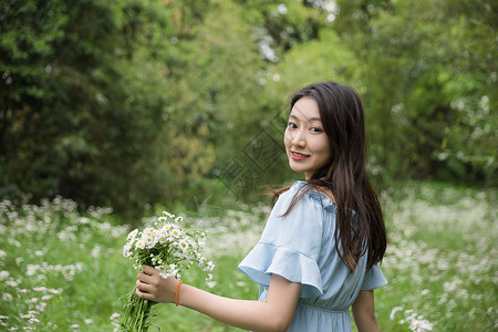 年轻的树森系美女郊游背景