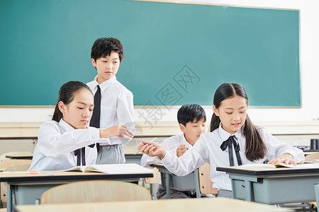 小学生在教室课间活动背景图片