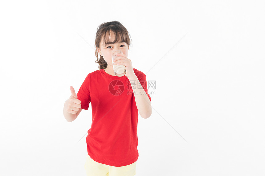 小女孩喝牛奶图片