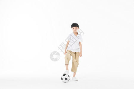 小男孩踢足球图片