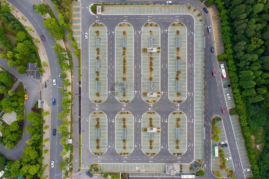 俯拍景区空旷的停车场图片