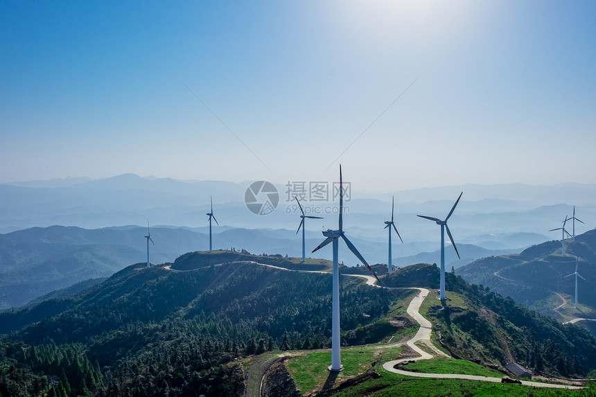 山顶风力发电厂图片