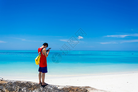 海边少年旅行少年拍照高清图片