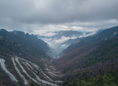 太白山七十二道拐高清图片