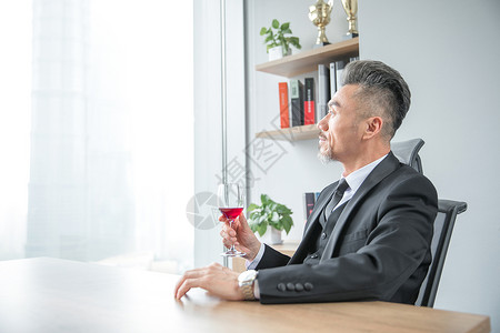 商务男士品红酒背景