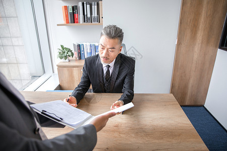 商务男士会谈图片