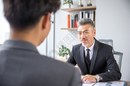 商务男士会谈图片