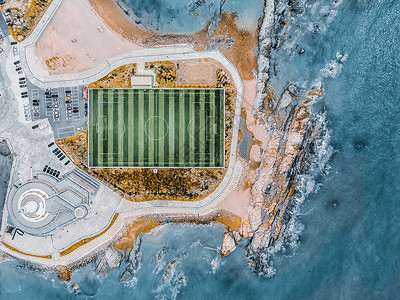 海边足球场背景图片