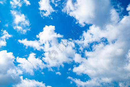 浓烈的云彩夏季的蓝天白云背景