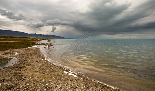 阳光冲破乌云雨后的青海湖背景